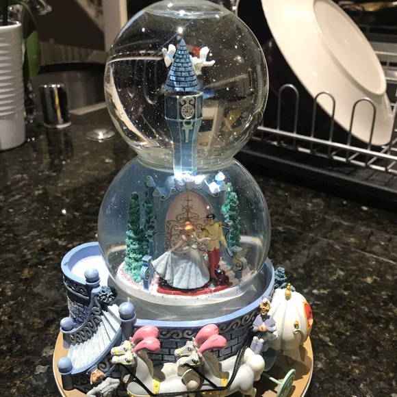 Cinderella snow globe !! In good condition - Picture 2 of 3